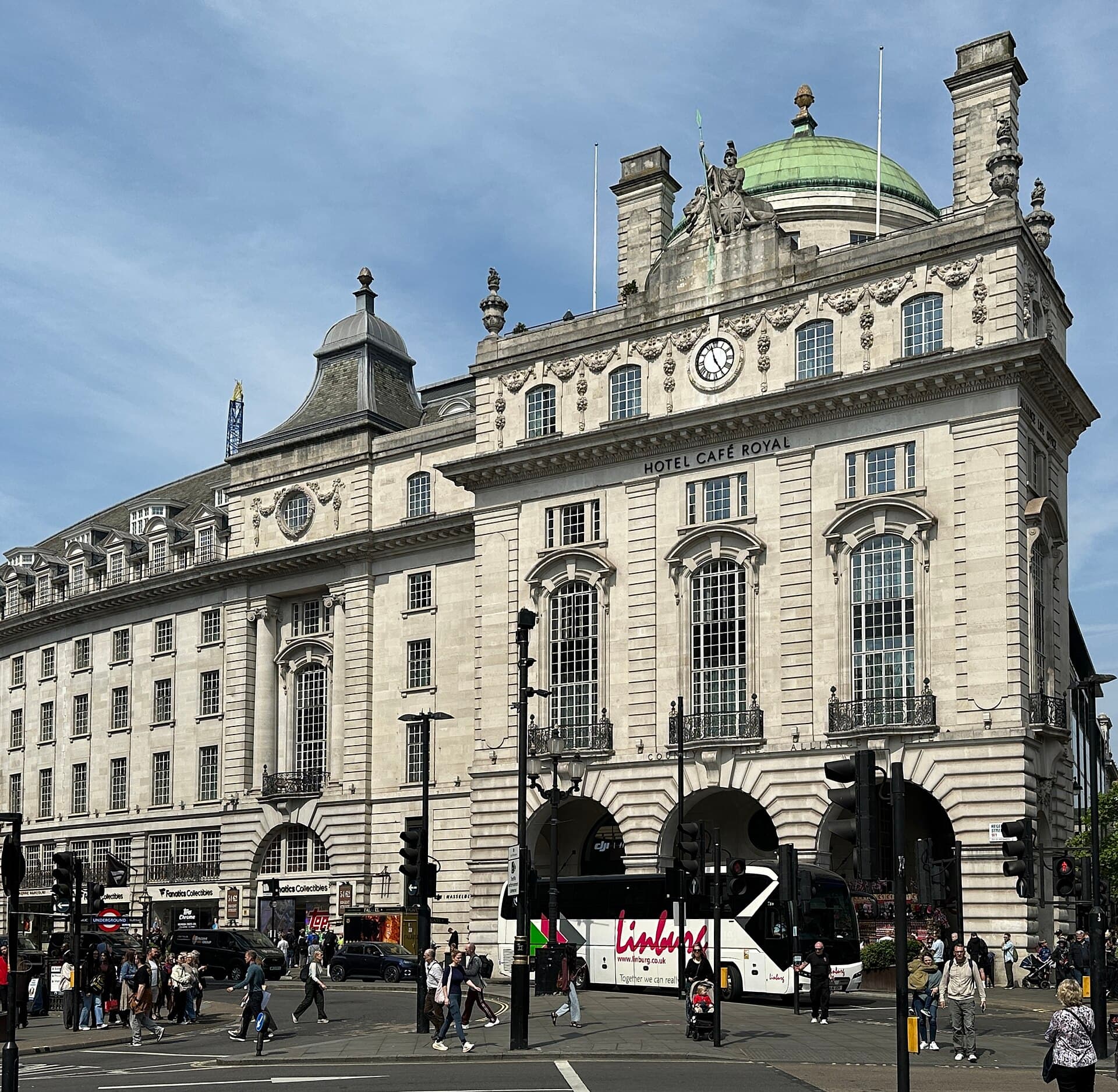 Hotel Café Royal (via Wikimedia Commons, CC BY 4.0)