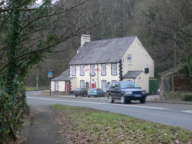 Lletty Hotel (via Wikimedia Commons, CC BY-SA 2.0)