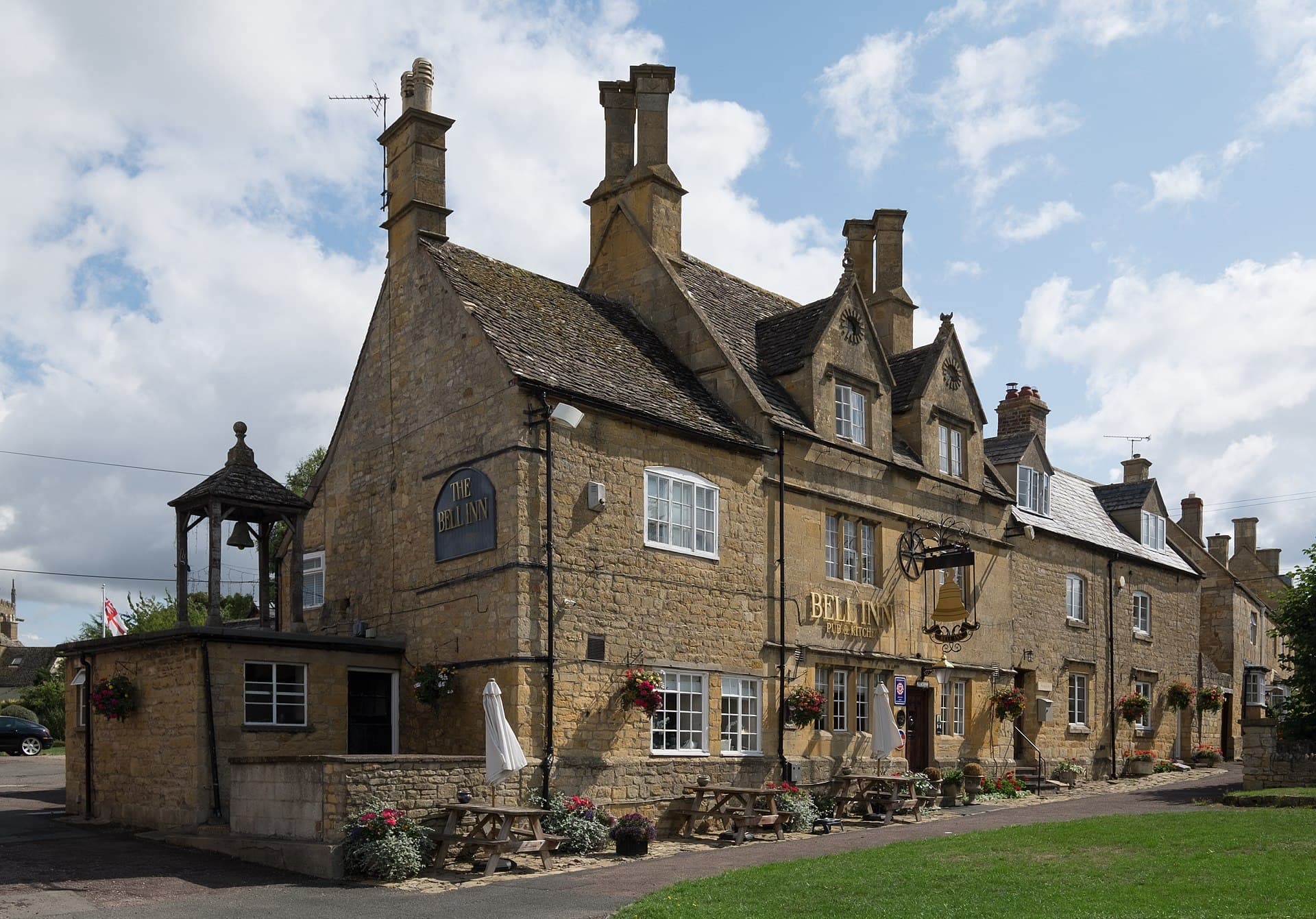 Bell B & B (via Wikimedia Commons, CC BY-SA 4.0)
