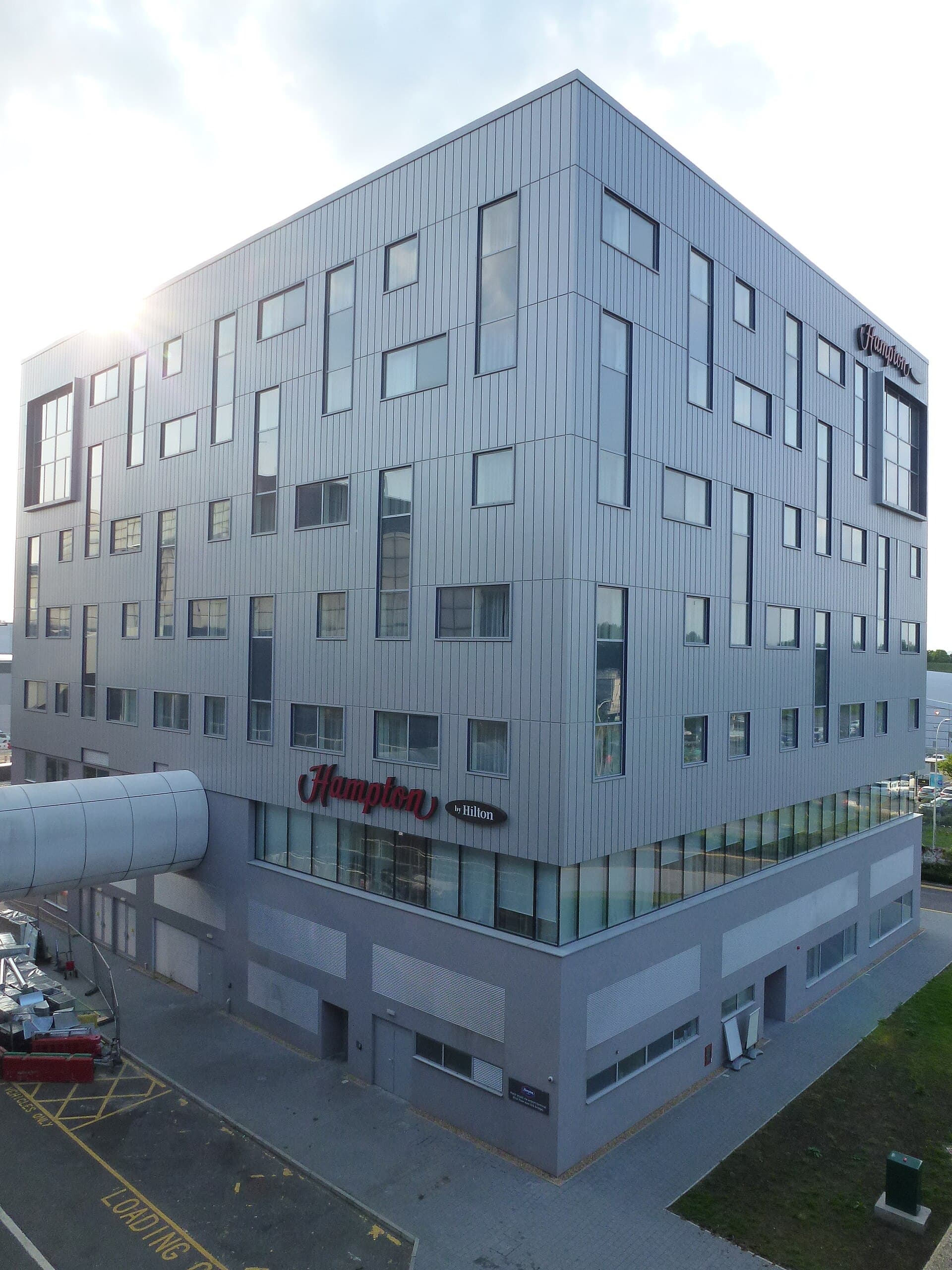 Hampton by Hilton London Gatwick Airport (via Wikimedia Commons, CC BY-SA 2.0)