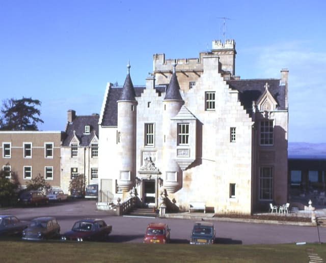 Stonefield Castle Hotel (via Wikimedia Commons, CC BY-SA 2.0)