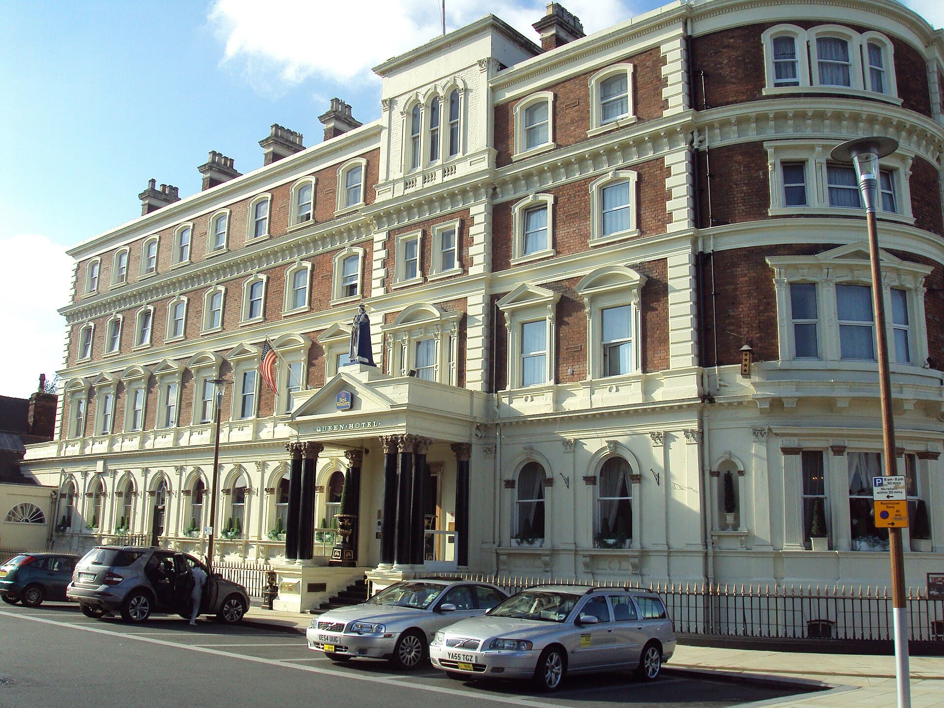 Queen Hotel (via Wikimedia Commons, CC BY-SA 3.0)