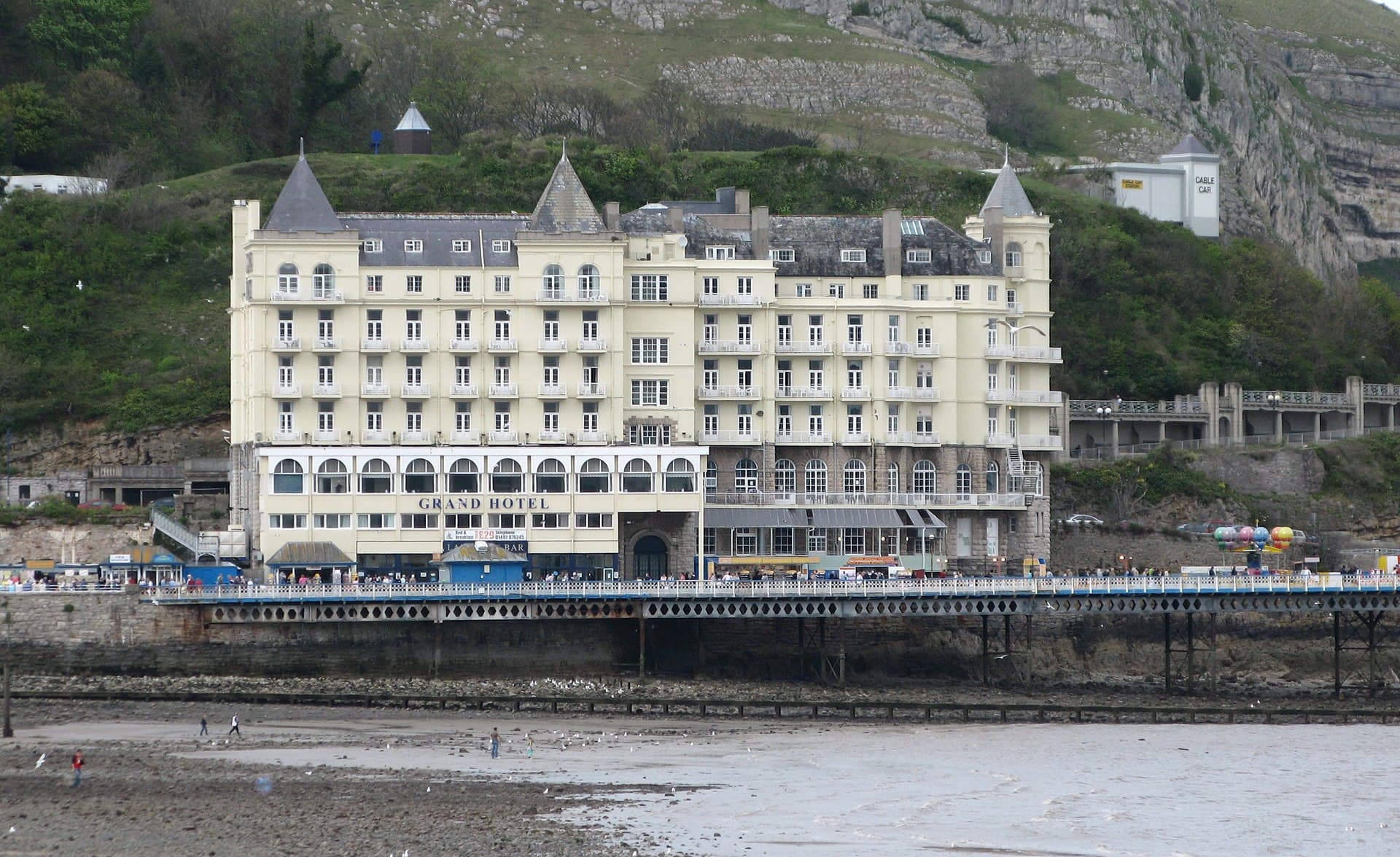 Grand Hotel (via Wikimedia Commons, CC BY 3.0)