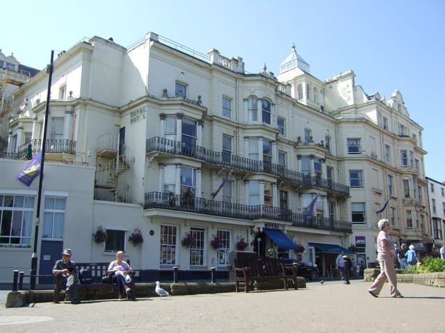 Royal Hotel (via Wikimedia Commons, CC BY-SA 2.0)
