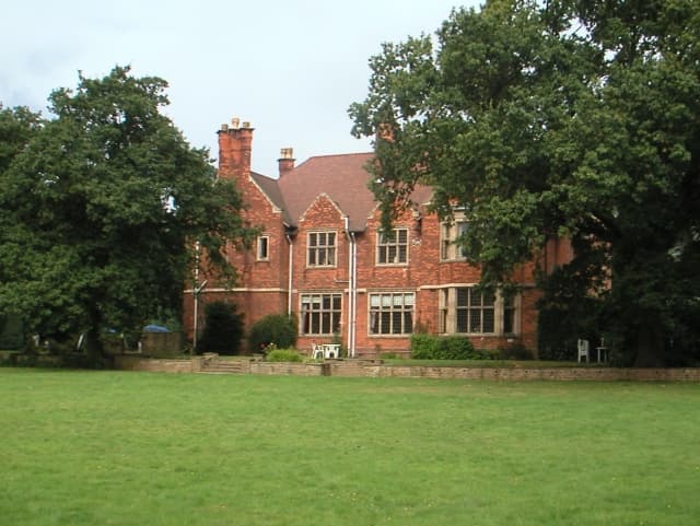 Moxhull Hall (via Wikimedia Commons, CC BY-SA 2.0)