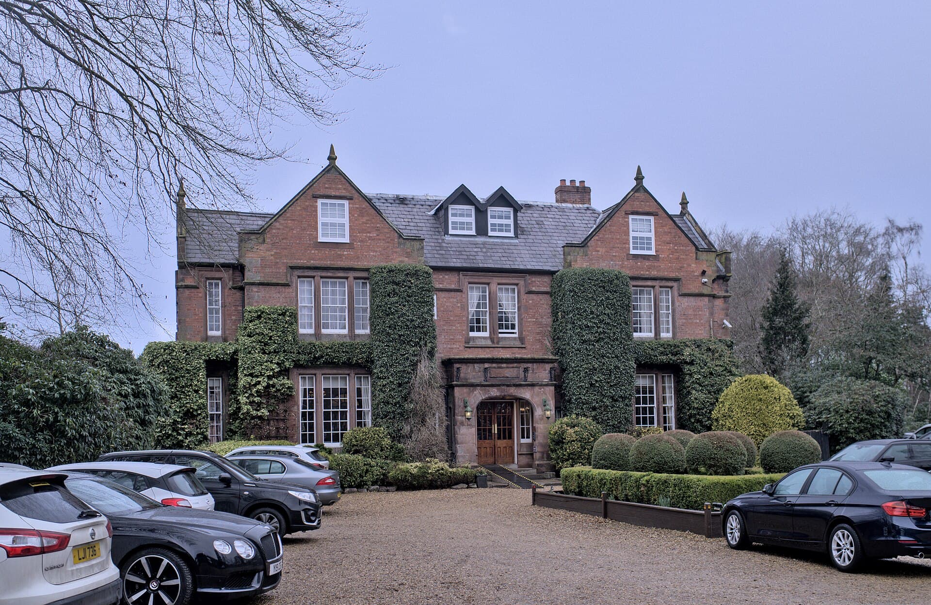 Nunsmere Hall Hotel (via Wikimedia Commons, CC BY-SA 2.0)