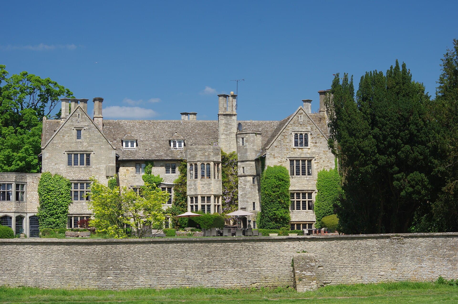 Stonehouse Court Hotel (via Wikimedia Commons, CC BY 2.0)