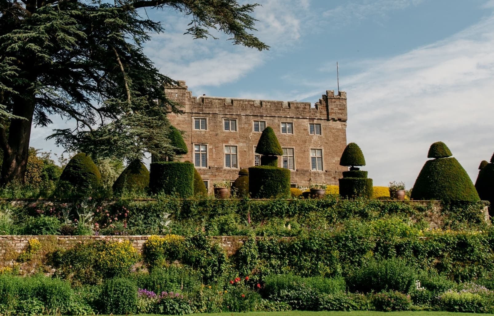 Askham Hall (via Wikimedia Commons, CC BY-SA 4.0)