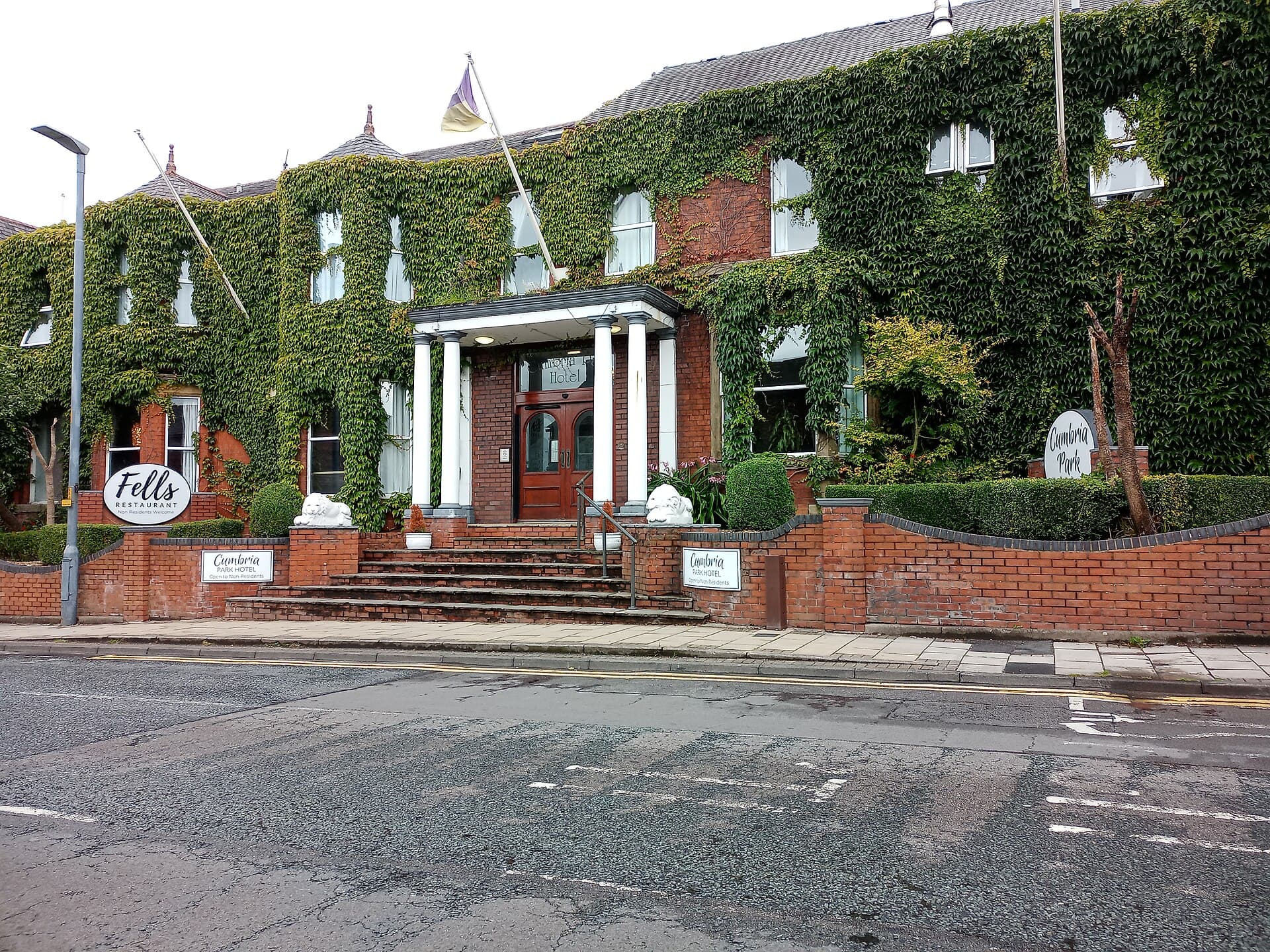 Cumbria Park Hotel (via Wikimedia Commons, CC BY-SA 4.0)