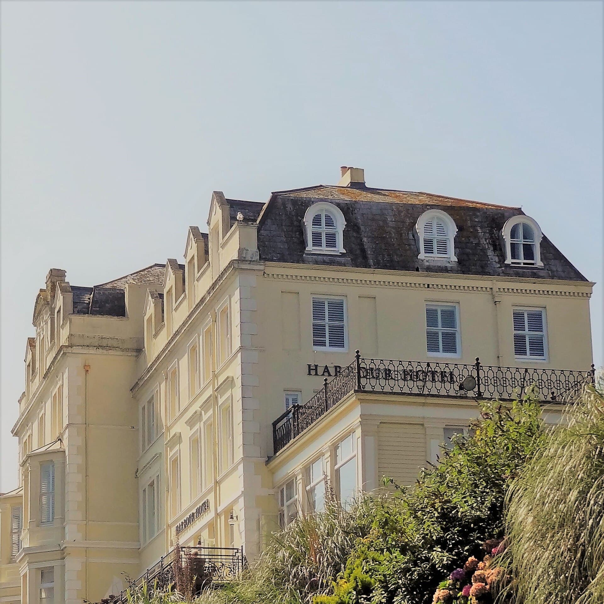 Fowey Harbour Hotel (via Wikimedia Commons, CC BY-SA 2.0)