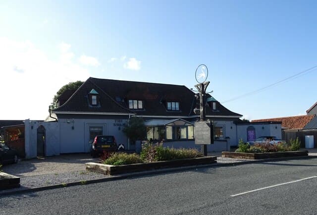 The Swan Motel (via Wikimedia Commons, CC BY-SA 2.0)