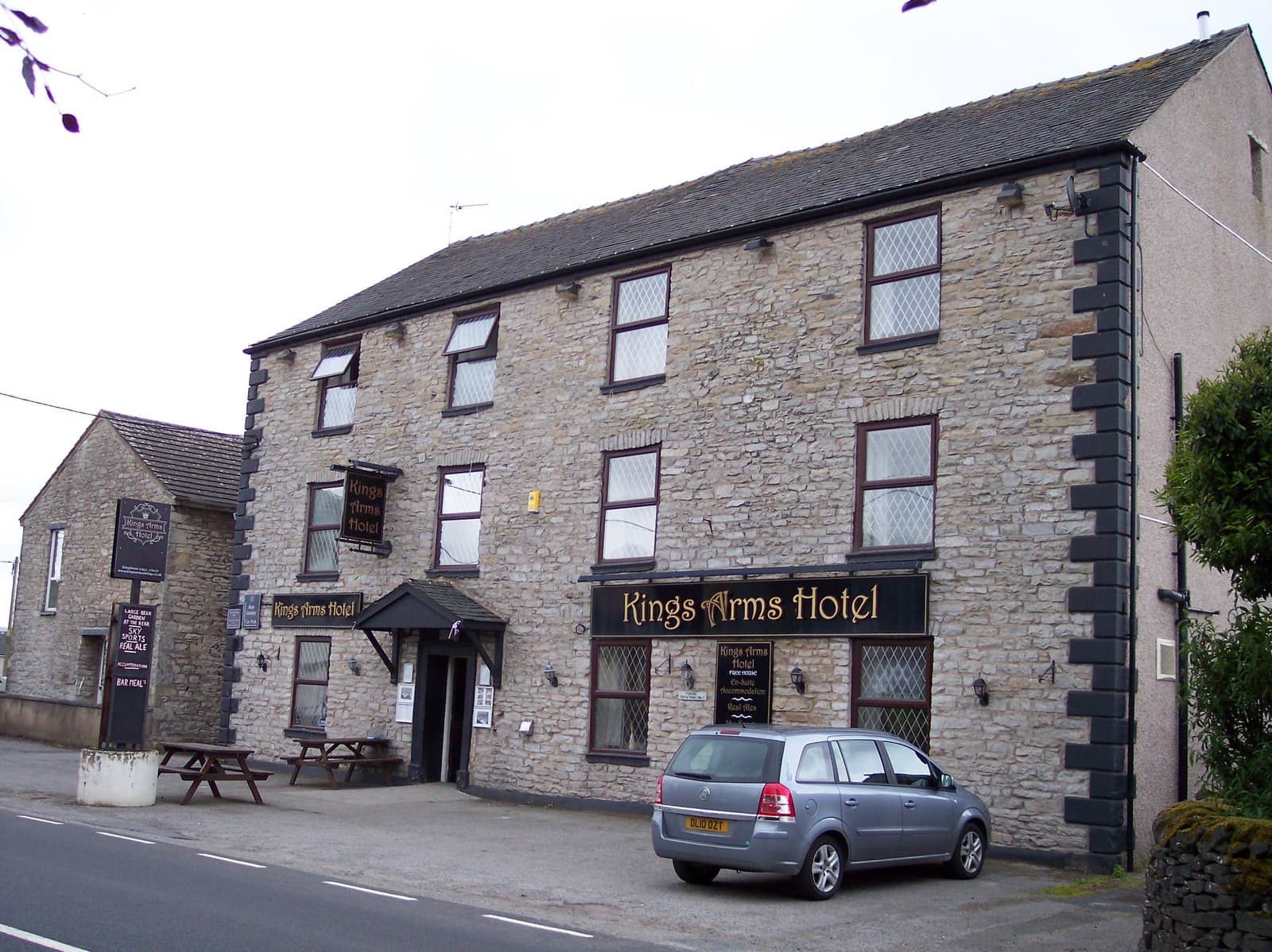 Kings Arms Hotel (via Wikimedia Commons, CC BY-SA 2.0)