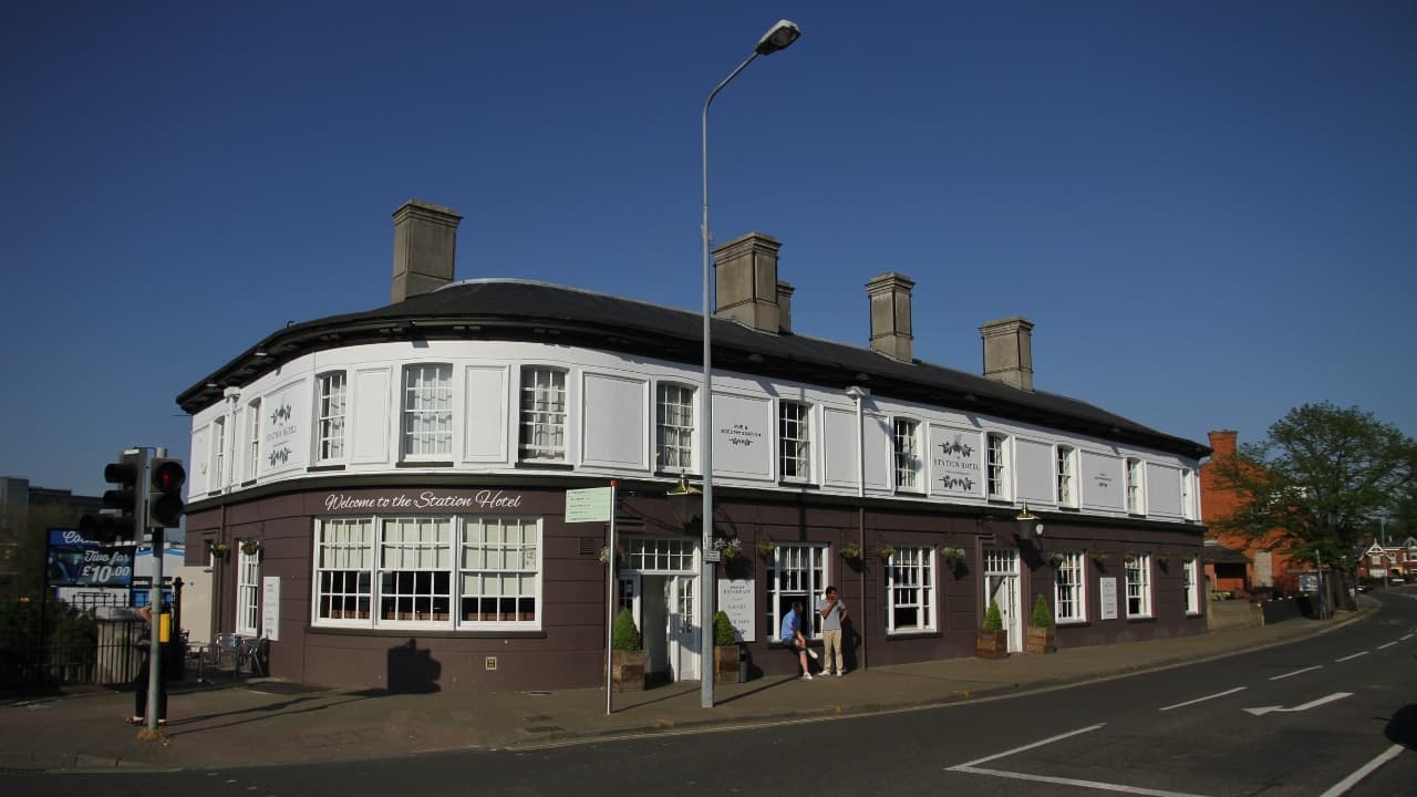 The Station Hotel (via Wikimedia Commons, CC BY-SA 4.0)