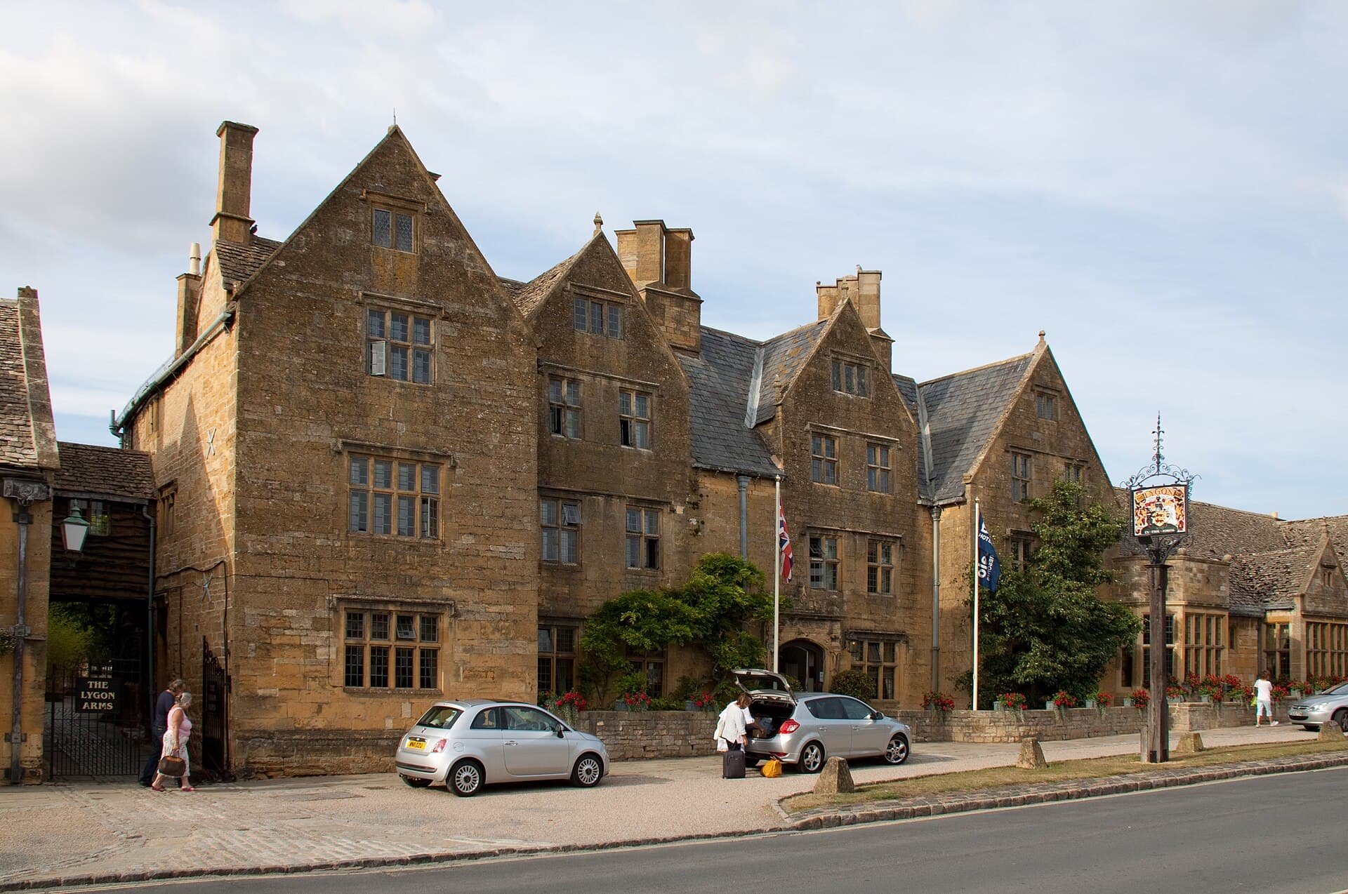 The Lygon Arms (via Wikimedia Commons, CC BY 2.0)