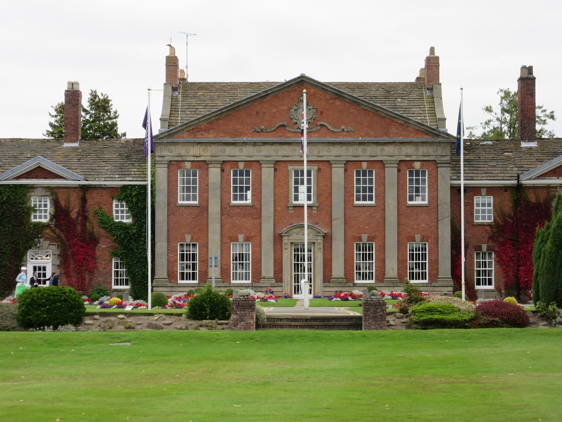 Mottram Hall Hotel (via Wikimedia Commons, CC BY-SA 4.0)