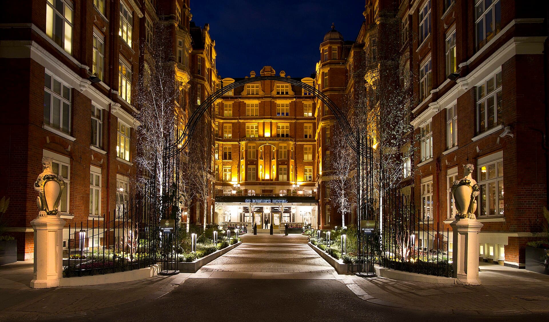 St. Ermin's Hotel (via Wikimedia Commons, CC BY-SA 3.0)