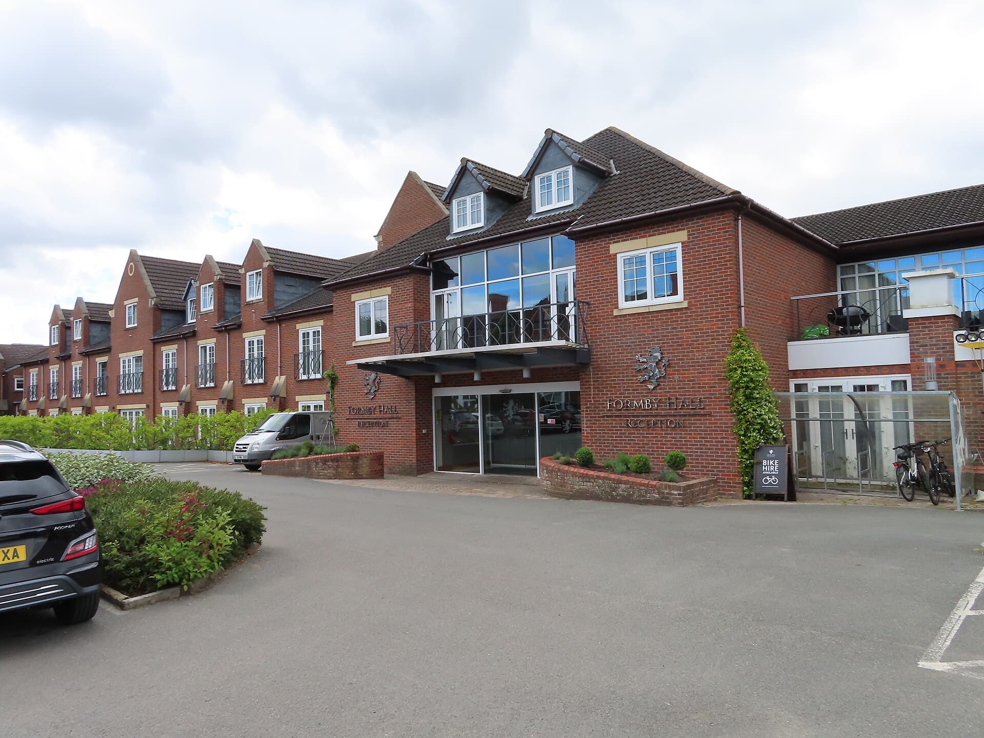 Formby Hall Golf Resort And Spa (via Wikimedia Commons, CC BY-SA 2.0)