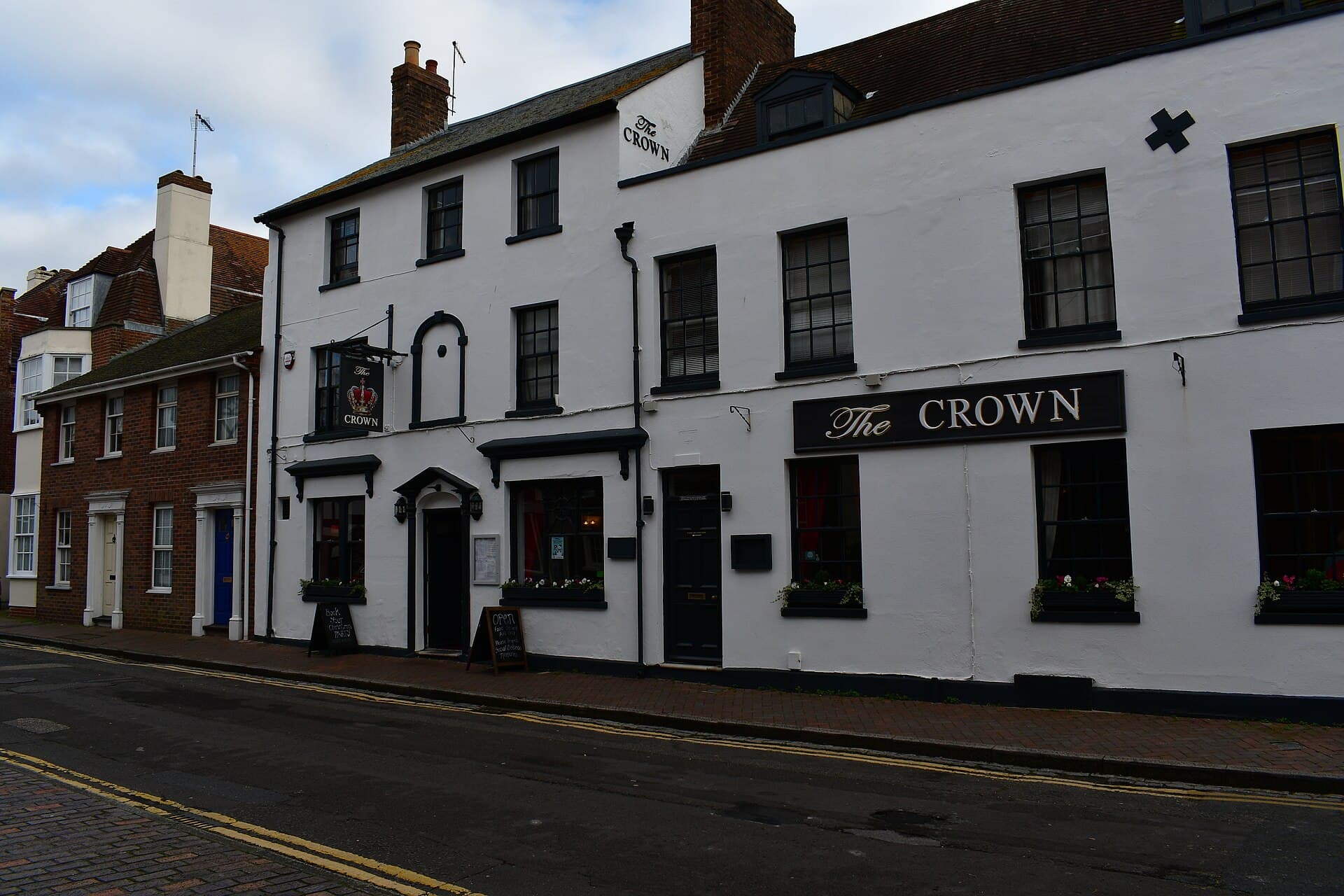 Crown Hotel (via Wikimedia Commons, CC0)