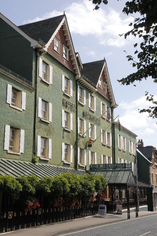 The Metropole Hotel (via Wikimedia Commons, CC BY-SA 2.0)