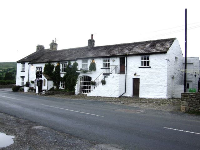 The Street Head Inn (via Wikimedia Commons, CC BY-SA 2.0)
