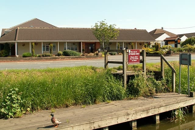 The Crown Lodge (via Wikimedia Commons, CC BY-SA 2.0)