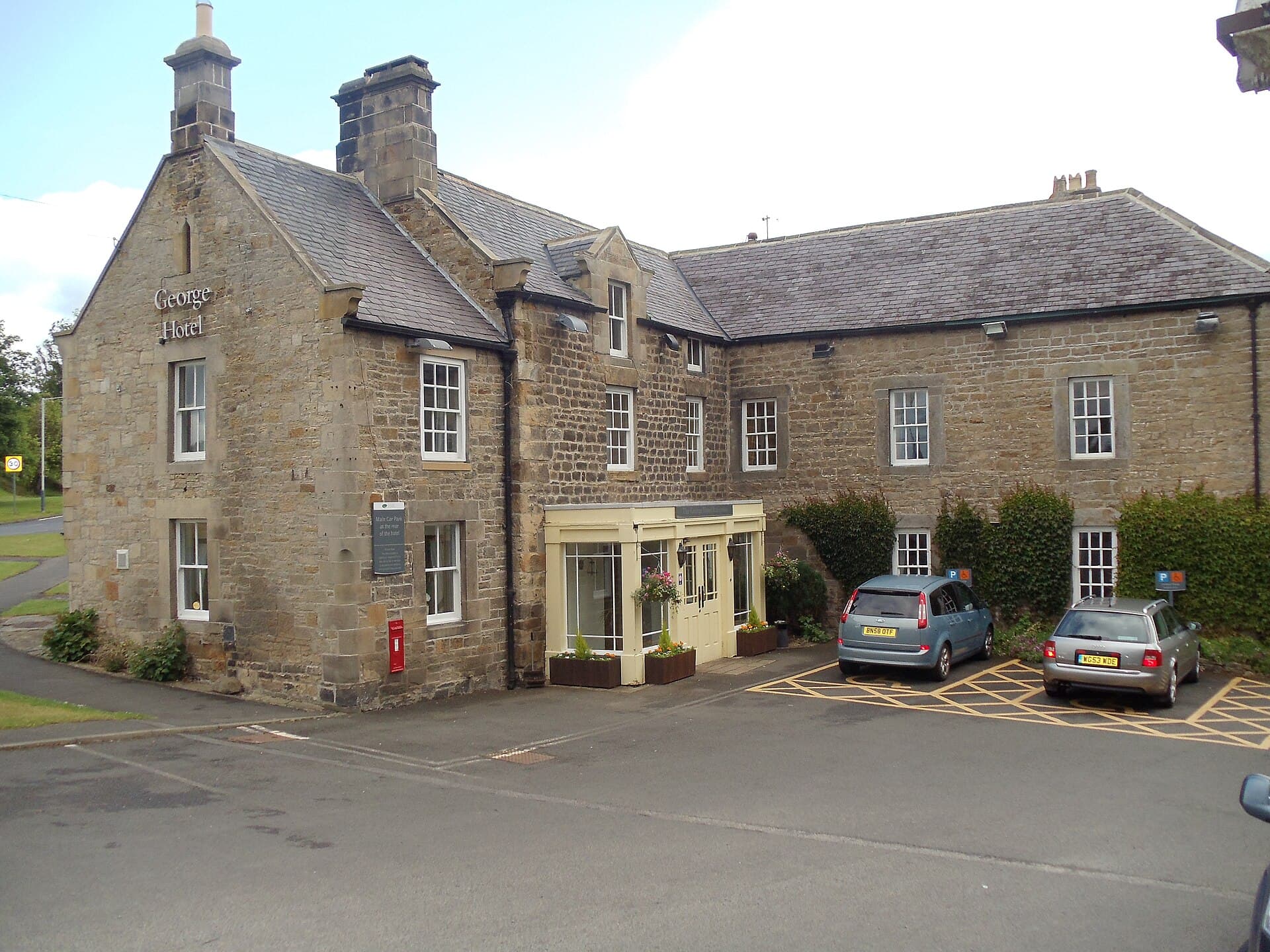 George Hotel (via Wikimedia Commons, CC BY-SA 2.0)
