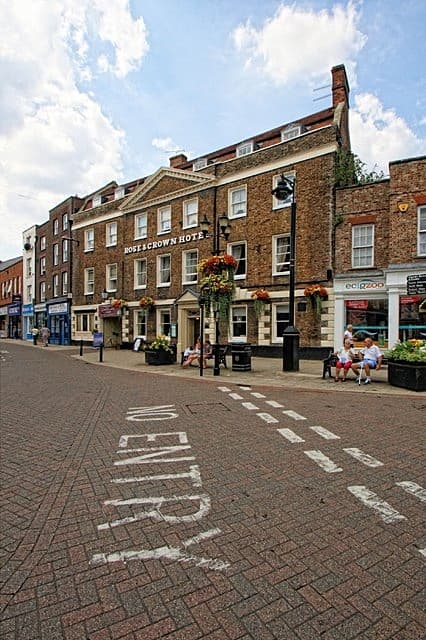 Rose & Crown Hotel (via Wikimedia Commons, CC BY-SA 2.0)