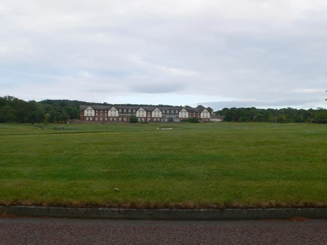 Carden Park Hotel (via Wikimedia Commons, CC BY-SA 2.0)