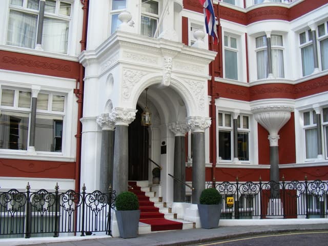 St James's Hotel and Club (via Wikimedia Commons, CC BY-SA 2.0)