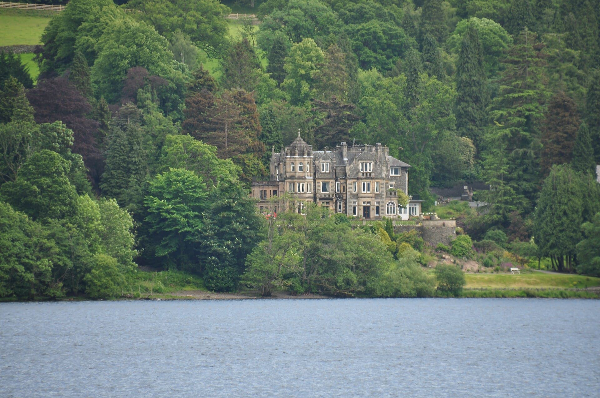 Langdale Chase Hotel (via Wikimedia Commons, CC BY-SA 4.0)