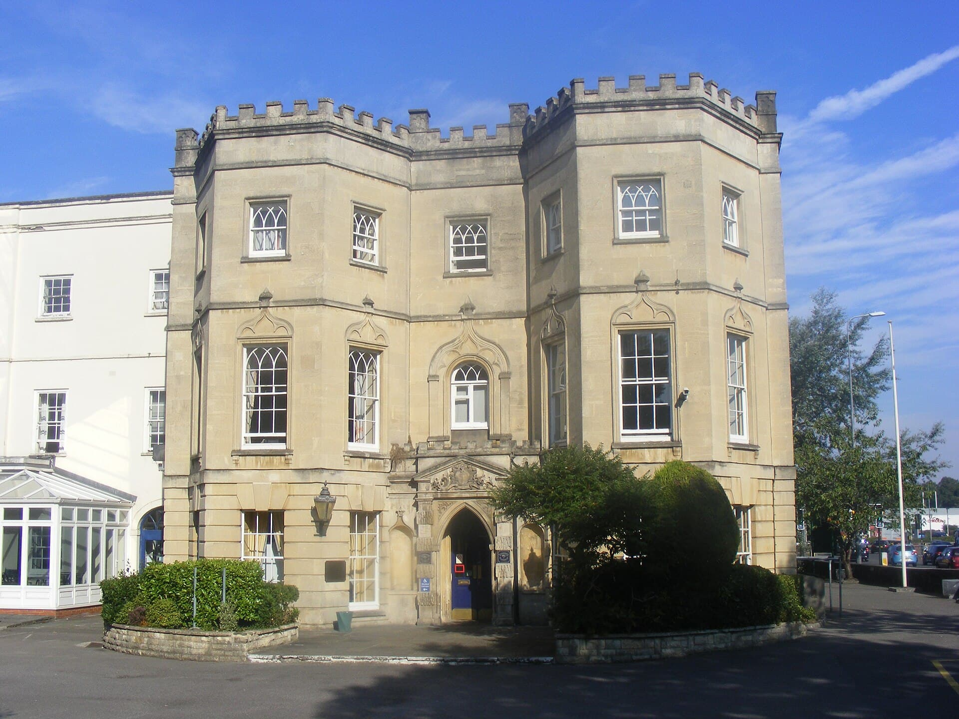 Arnos Manor Hotel (via Wikimedia Commons, CC BY-SA 3.0)
