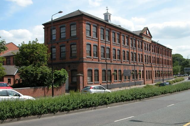 Fownes Hotel (via Wikimedia Commons, CC BY-SA 2.0)