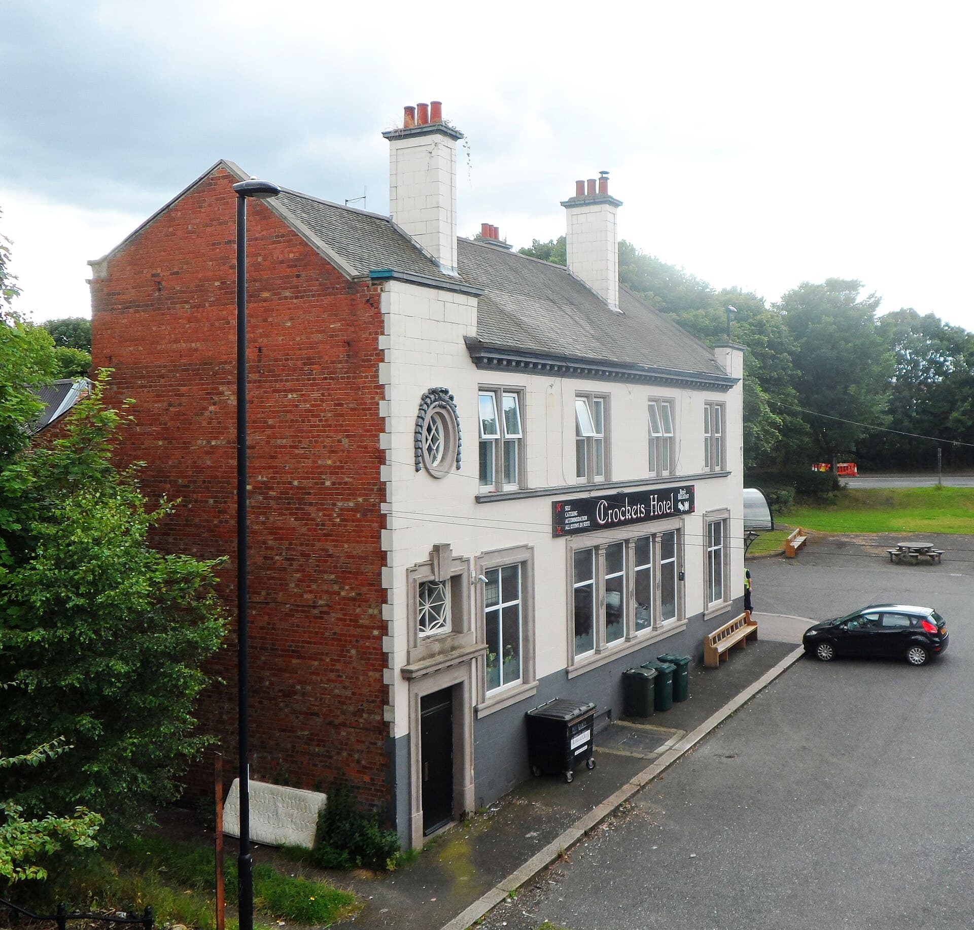 Crockets Hotel (via Wikimedia Commons, CC BY-SA 2.0)