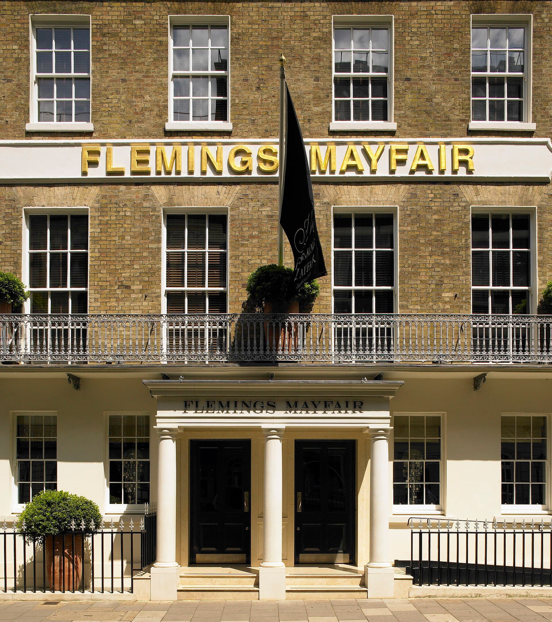 Flemings Mayfair Hotel (via Wikimedia Commons, CC BY-SA 4.0)