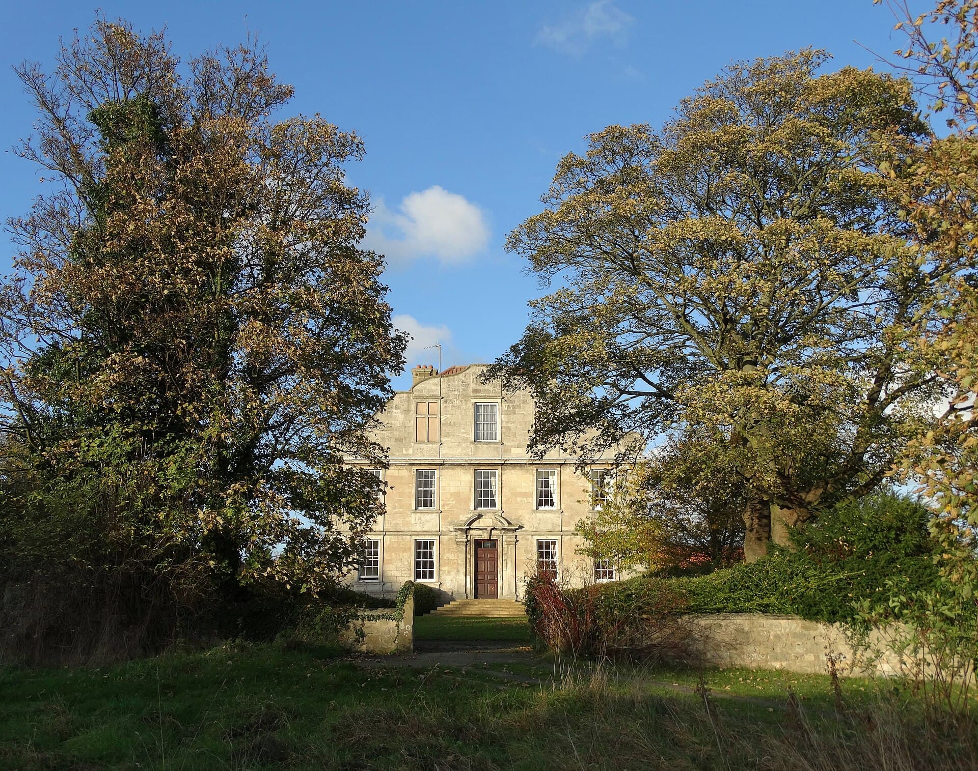 Hellaby Hall Hotel (via Wikimedia Commons, CC BY-SA 2.0)