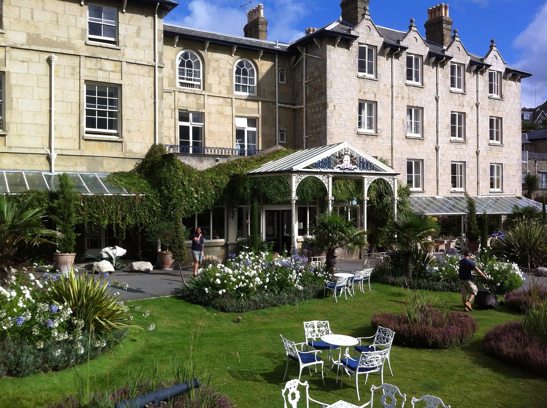 Royal Hotel (via Wikimedia Commons, CC BY 3.0)
