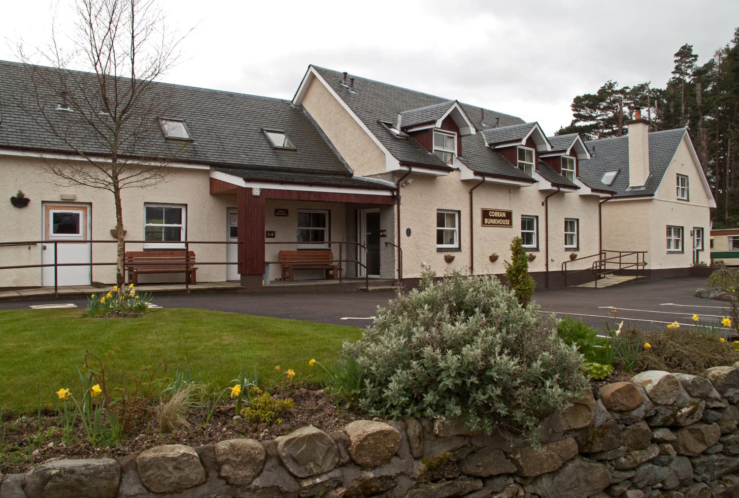 Corran Bunkhouse (via Wikimedia Commons, CC BY-SA 2.0)