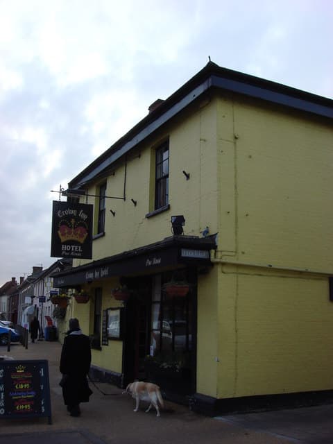 The Crown Inn (via Wikimedia Commons, CC BY-SA 2.0)