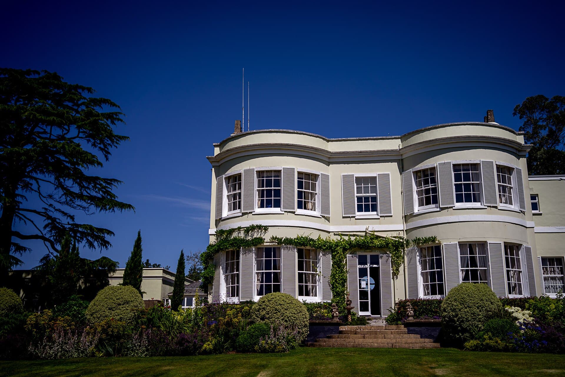 Deer Park Hotel (via Wikimedia Commons, CC BY 4.0)