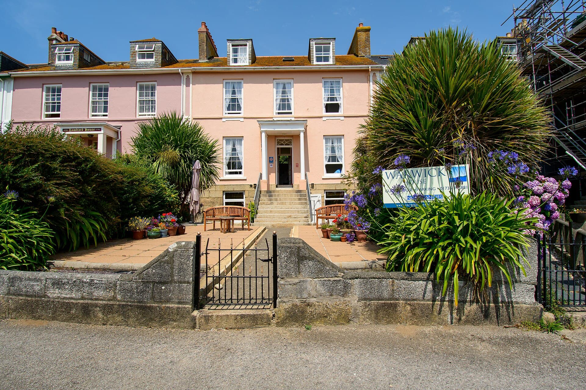 Warwick House (via Wikimedia Commons, CC0)