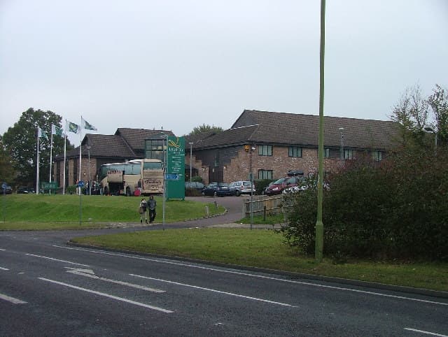 Mercure Hatfield Oak Hotel (via Wikimedia Commons, CC BY-SA 2.0)