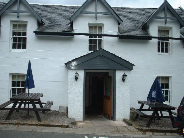 Whistlefield Hotel (via Wikimedia Commons, CC BY-SA 2.0)