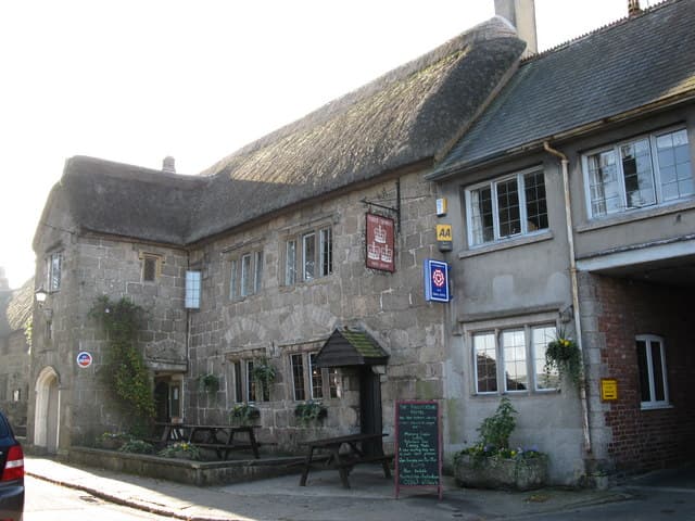 The Three Crowns Hotel (via Wikimedia Commons, CC BY-SA 2.0)