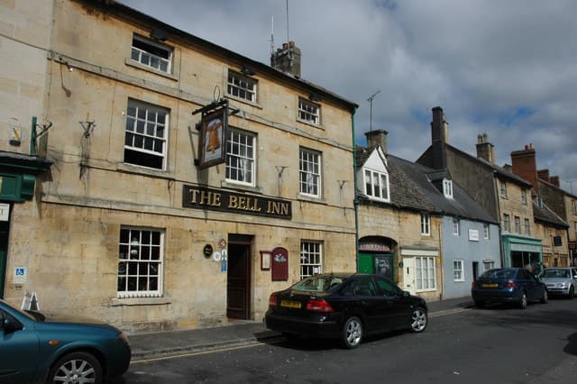The Bell Inn (via Wikimedia Commons, CC BY-SA 2.0)