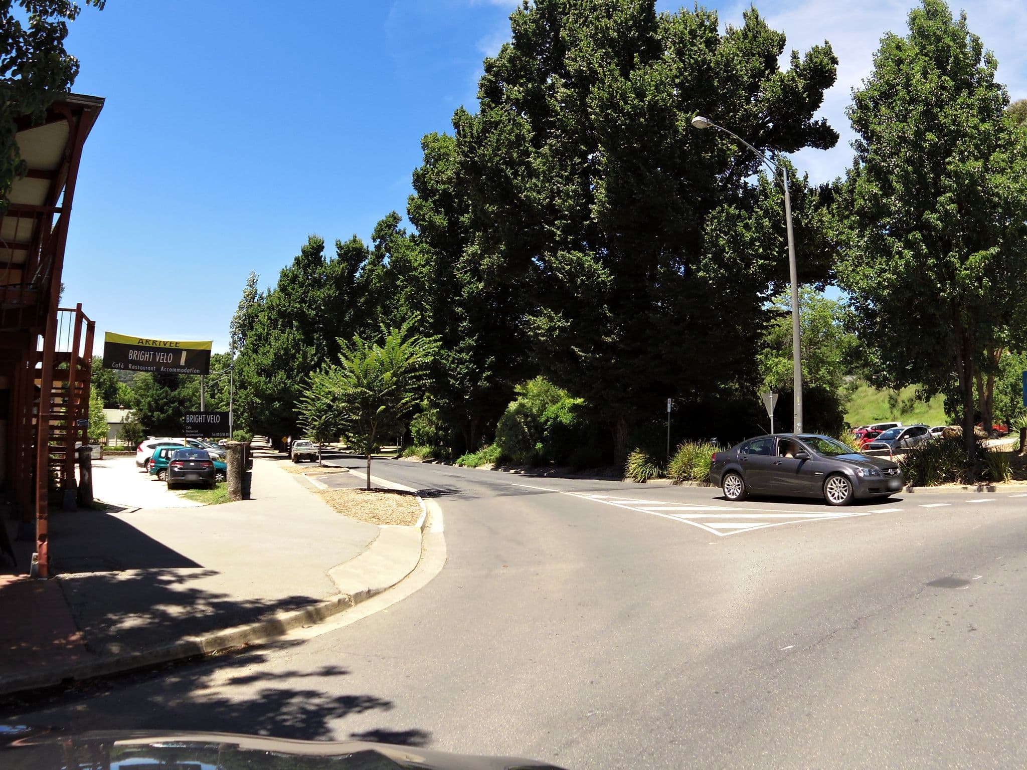 Street view near Bright Backpackers, Bright — © skillsy (CC BY-SA · Mapillary)