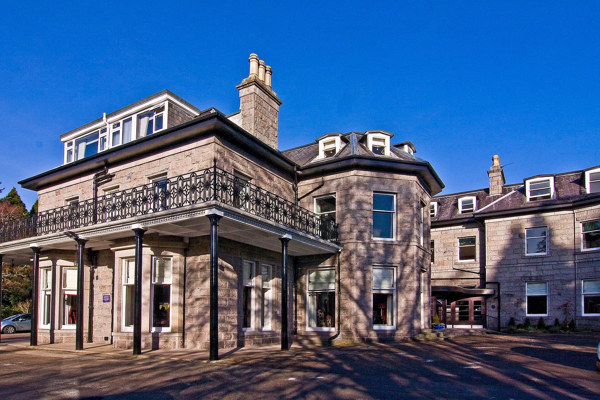Tor-na-Coille Hotel (via Wikimedia Commons, CC BY-SA 2.0)