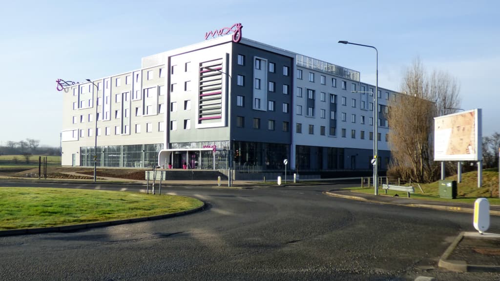 Moxy Edinburgh Airport (via Wikimedia Commons, CC BY-SA 2.0)