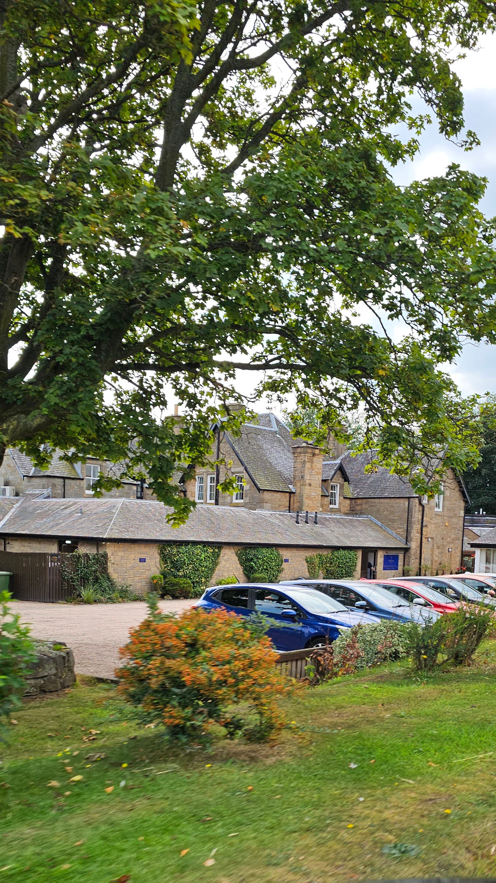 Old Manor Hotel (via Wikimedia Commons, CC BY-SA 3.0)