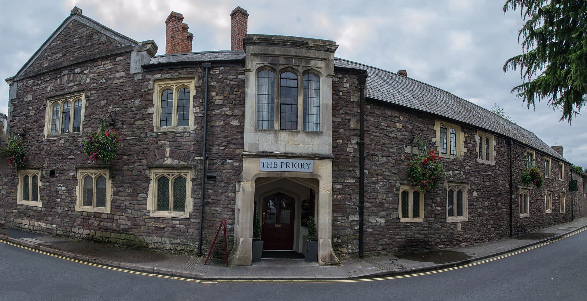 The Priory Hotel (via Wikimedia Commons, CC BY-SA 4.0)
