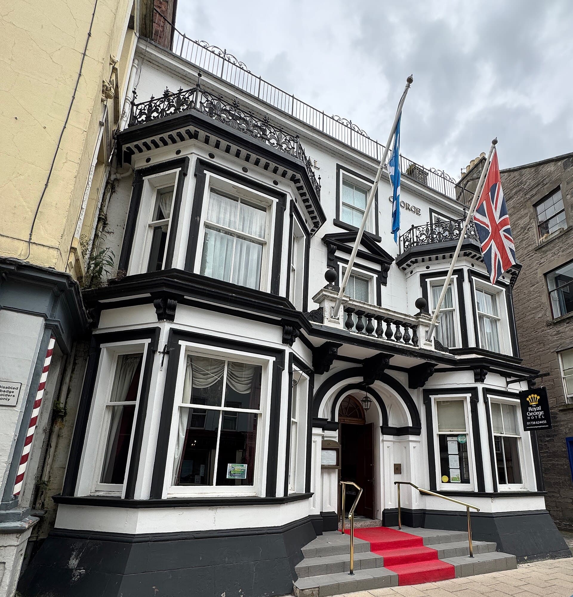 Royal George Hotel (via Wikimedia Commons, CC BY 4.0)